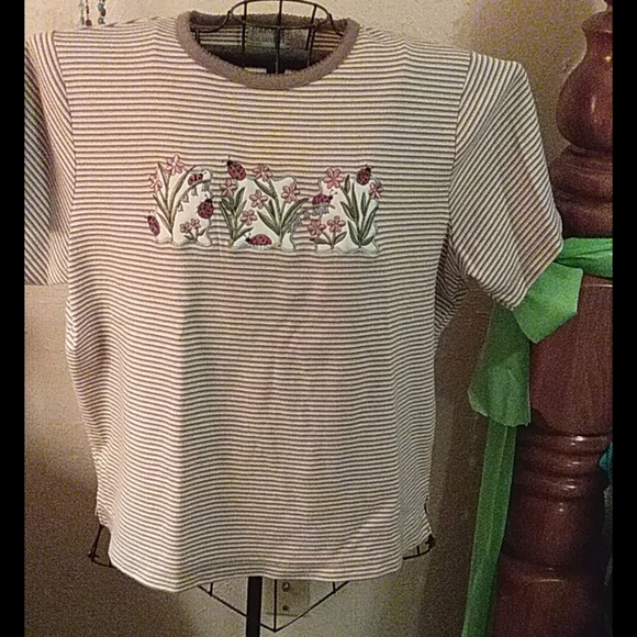 Pretty top - Picture 1 of 3